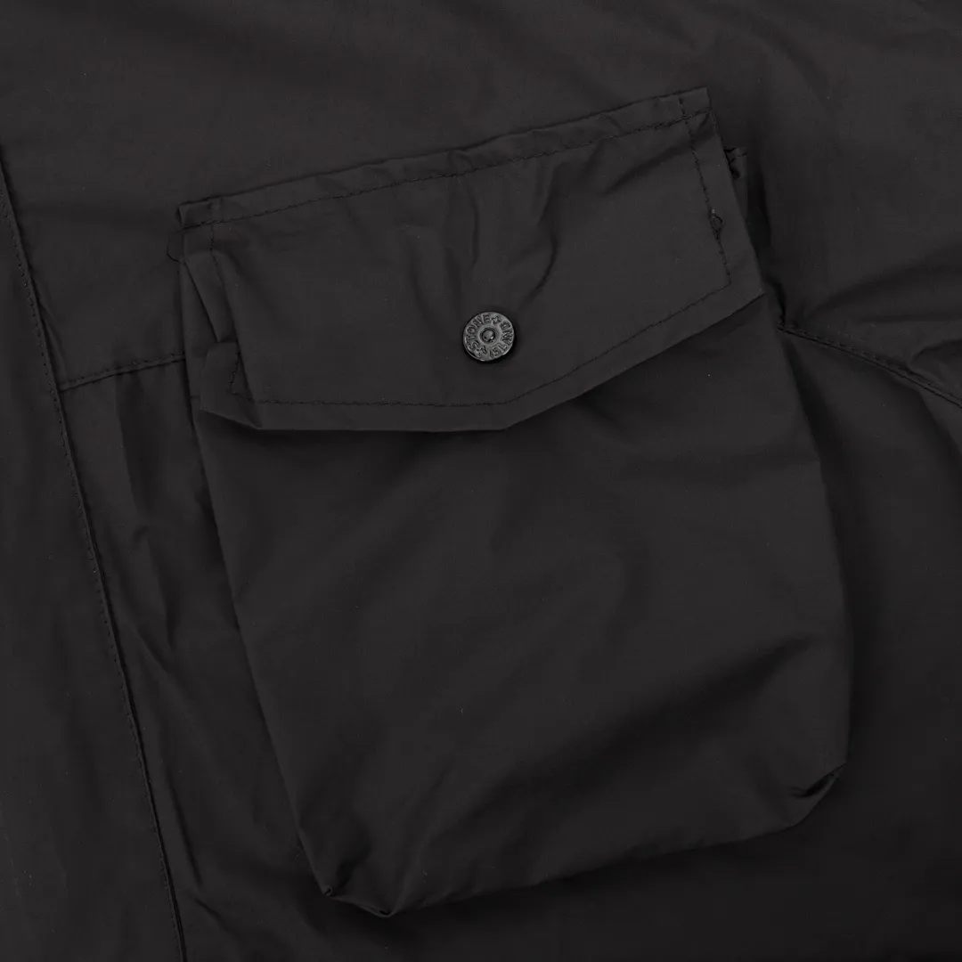 🅿️740 Stone Island/Stone Island outdoor multi-pocket long zipper jacket. In order to restore all the texture of ZP, this year the team spent several months and finally shipped it. All excipients are restored to ZP! Highly permeable laminated fabric Gore-tex imitates water-breathable film, which feels better and more comfortable. The fabric has certain waterproof, windproof and UV-proof effects. It is one of the must-have jacket fabrics in Stone Island. It is light and thin because of the characteristics of the fabric. It is functional and full of outdoor sports. There are two pockets on the chest, and there is the logo embroidery of Stone Island nautical compass badge on the arm. It is a must-have item for outdoor travel! size：XS-L